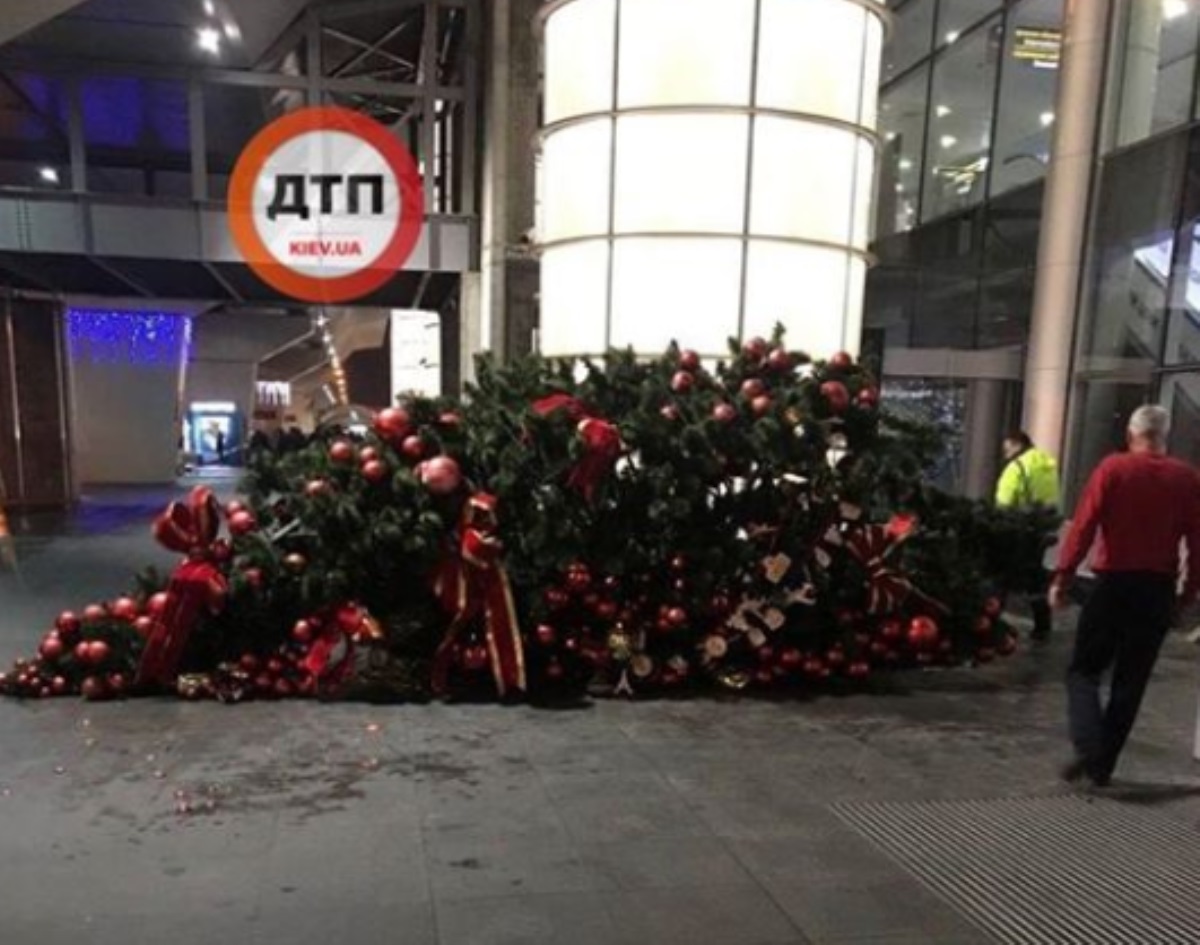 В аэропорту "Борисполь" рухнула новогодняя елка