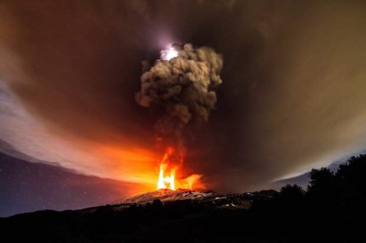 Извержение крупнейшего вулкана напугало даже космонавтов