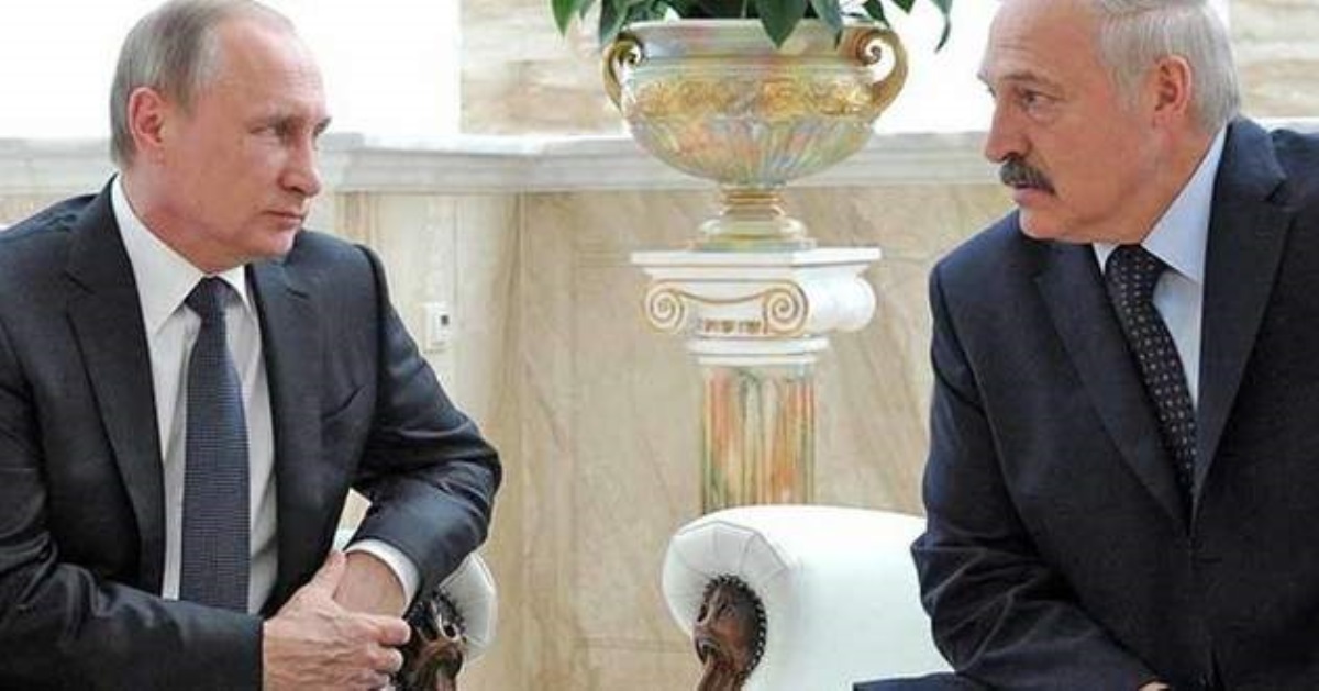 Сжал кулак, вцепился в кресло: Путина подловили на странном поведении на встрече с Лукашенко