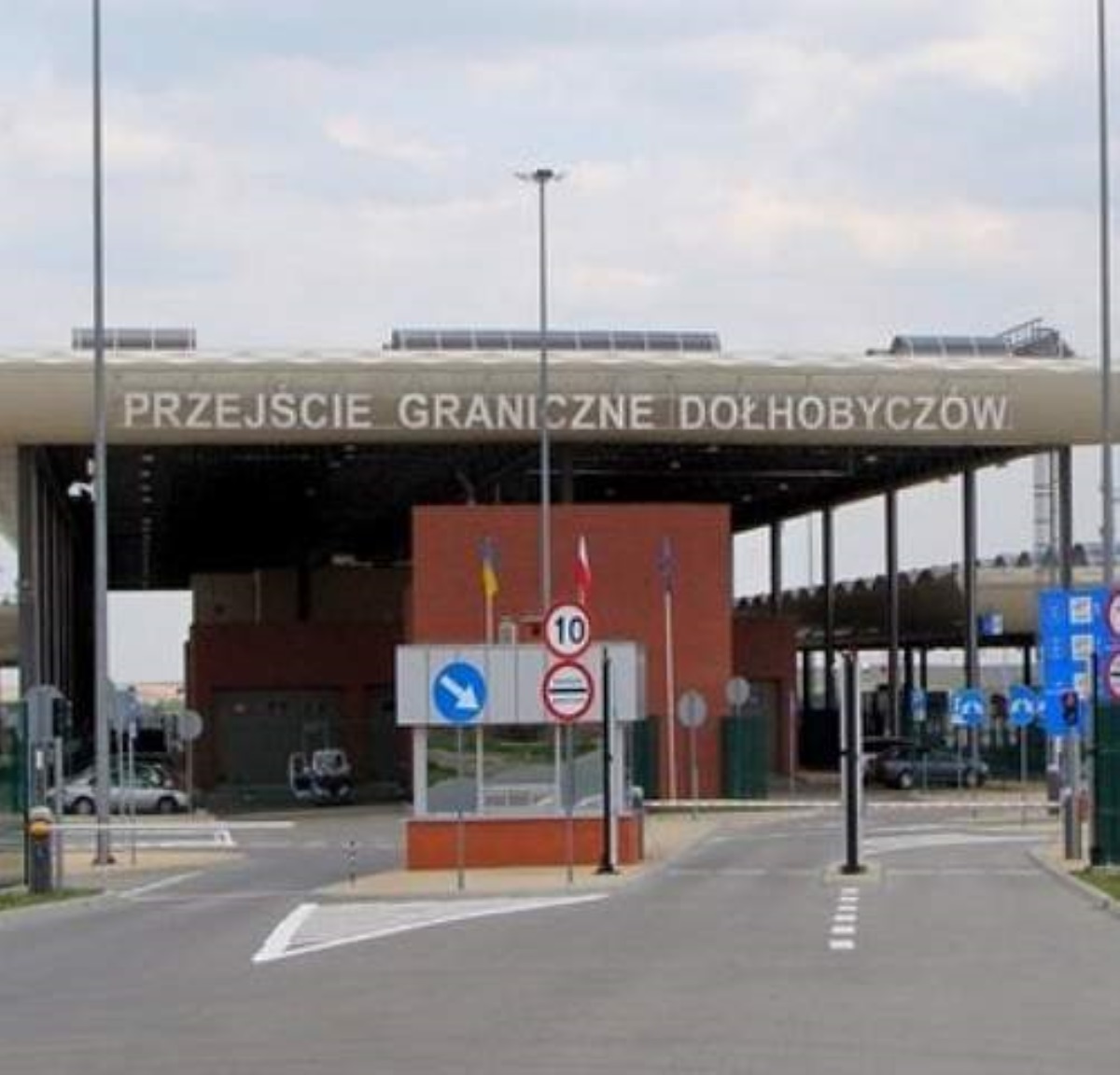Польша прекращает работу пешеходного перехода на границе с Украиной