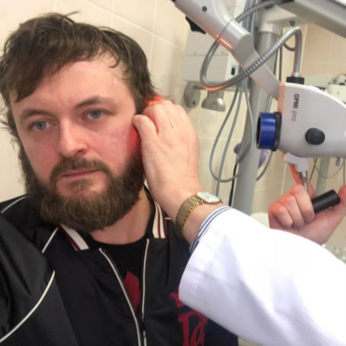 Известного украинского певца после нападения положили в больницу