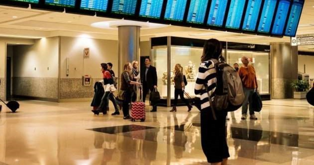 Подслушанное прощание мамы с дочкой в аэропорту: они обменялись странными словами