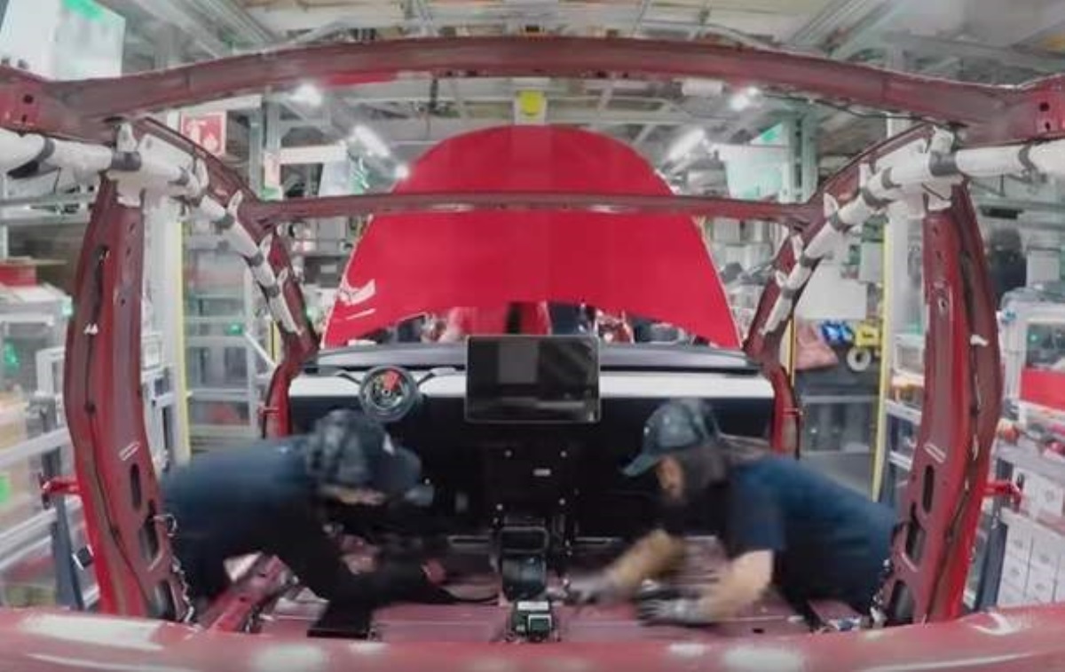 Сборку Tesla Model 3 показали на видео