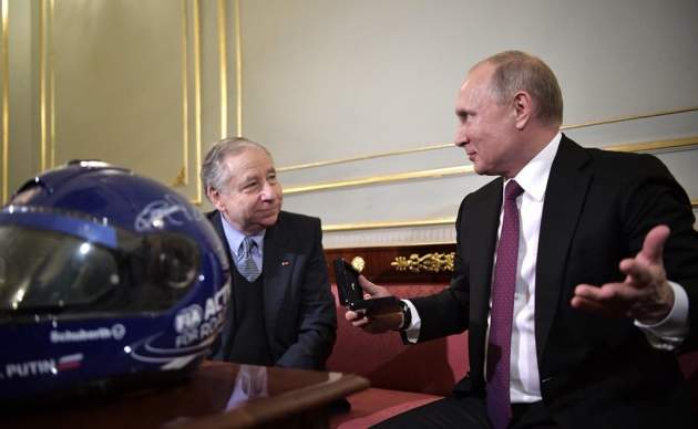 Береги голову: смущенному Путину вручили презент с намеком
