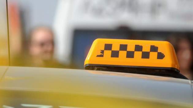 Наглый водитель: в Киеве таксист взял у клиента $100 и сбежал