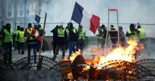 Бунт в Париже: «желтые жилеты» выдвинули требования из 25 пунктов