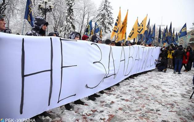 Введение военного положения поддержала треть украинцев