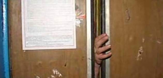 В Киеве женщина с ребенком едва не погибли в кабине лифта. Видео