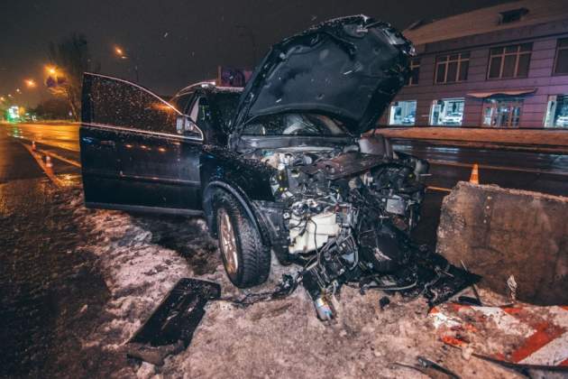 В центре Киева внедорожник влетел в бетонный отбойник: водитель погиб на месте