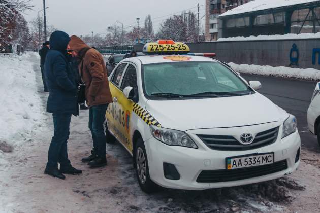 В Киеве полковник СБУ, угрожая оружием, угнал такси - СМИ