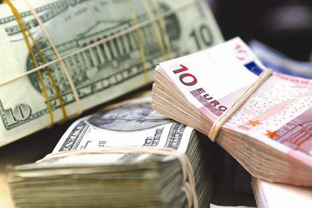 Доллар и евро "сбросили" в цене