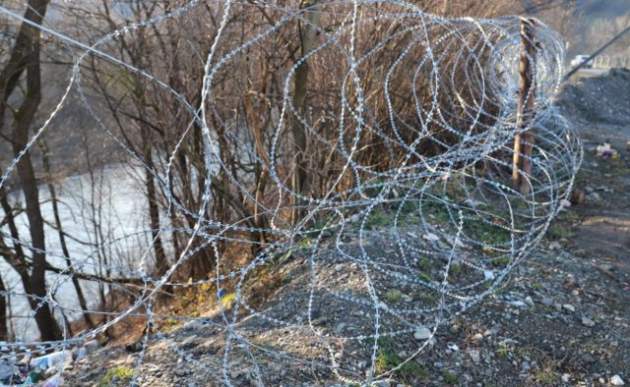 На Закарпатье село с алкоголиками отгородили колючей проволокой