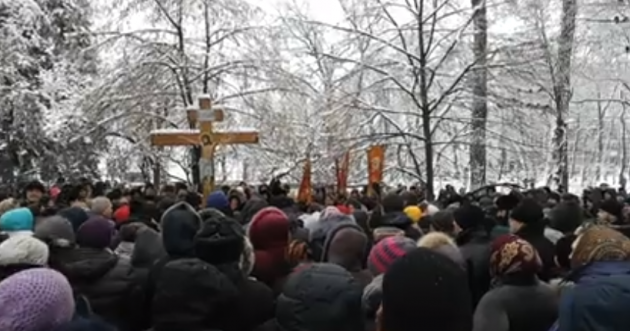 Под Радой сотни людей протестуют против законов о переходе храмов и переименования УПЦ. Видео