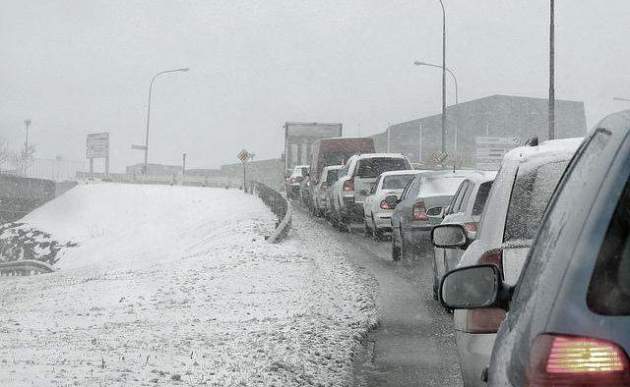 Погодный катаклизм ударил по Украине: «дороги заметены, трассы заблокированы»