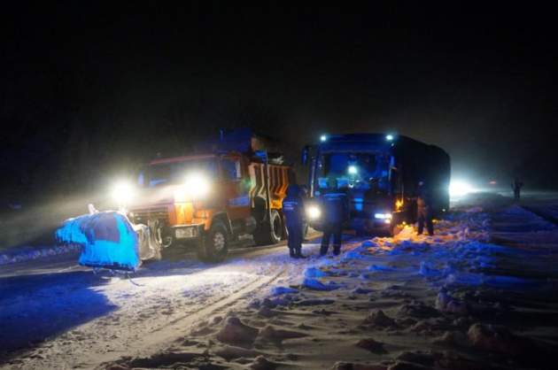Из-за непогоды затруднено движение транспорта в четырех областях Украины
