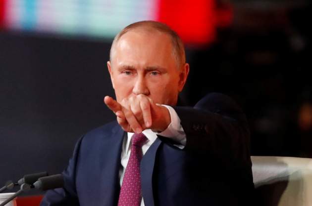В России хотят переписать Конституцию под Путина — Bloomberg
