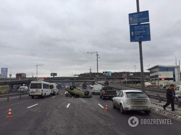 В Киеве такси перевернулось на крышу: пострадал ребенок
