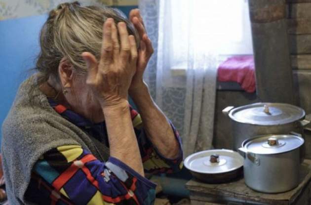 Открыла дверь: украинская пенсионерка стала жертвой «коммунальщиков»