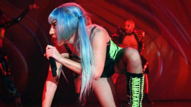 Леди Гага шокировала откровенным образом на сцене