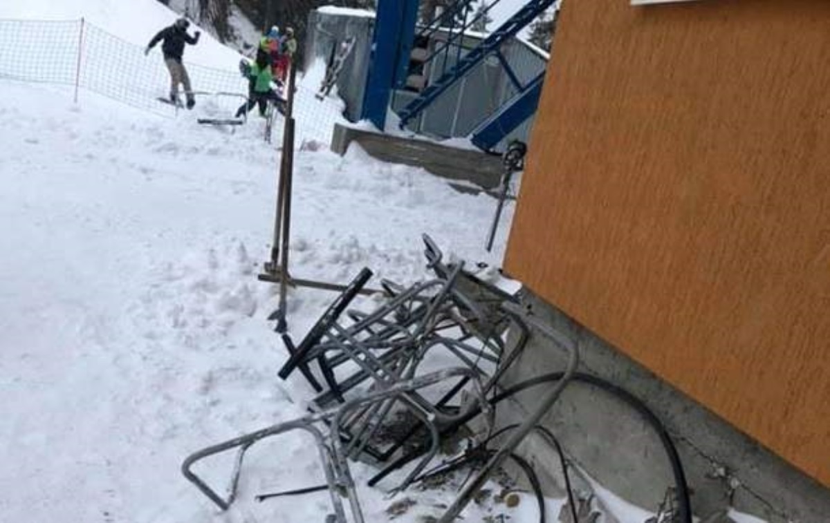 На украинском курорте с подъемника упали лыжники. Фото