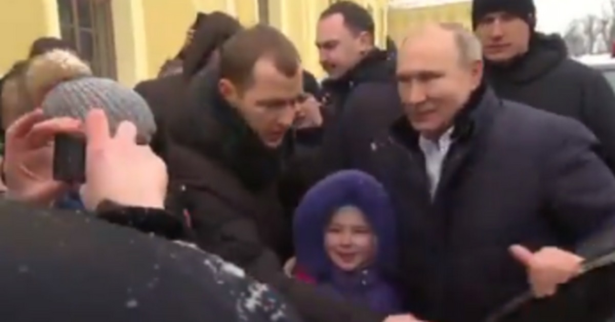 ''Чего ты заплакала?'' Путин опять потрогал ребенка