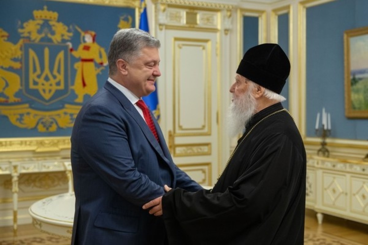 ''Духовный лидер народа'': Порошенко присвоил Филарету звание ''Герой Украины''