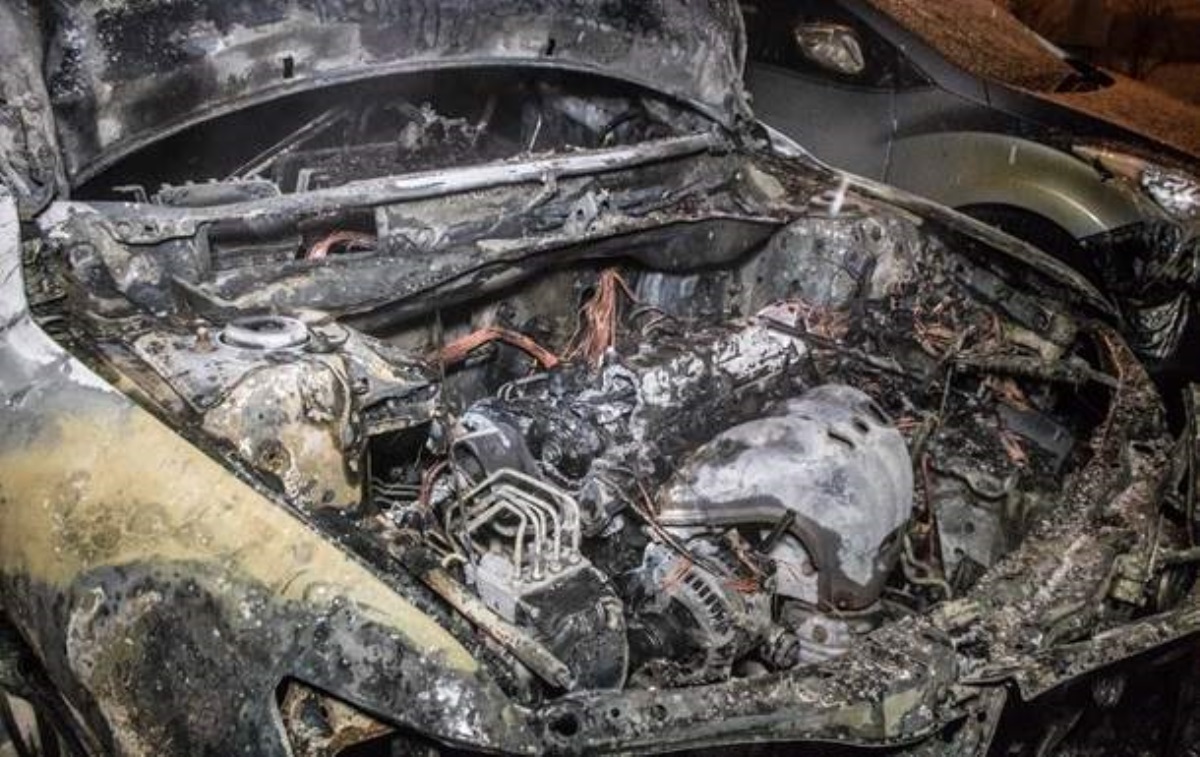 В Киеве во дворе дома сгорели автомобили. Видео