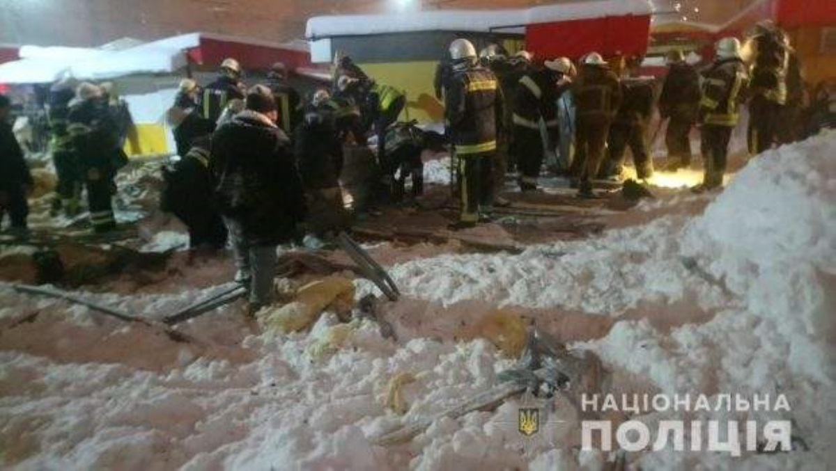 В Харькове прямо на людей рухнула крыша торгового павильона