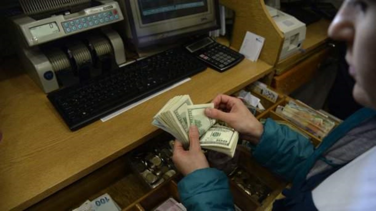 Украинцев ждет рост курса доллара: озвучен прогноз