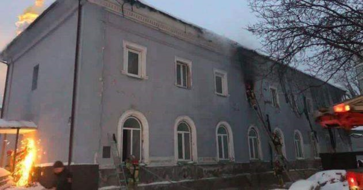 Горит здание Киево-Печерской лавры: подробности