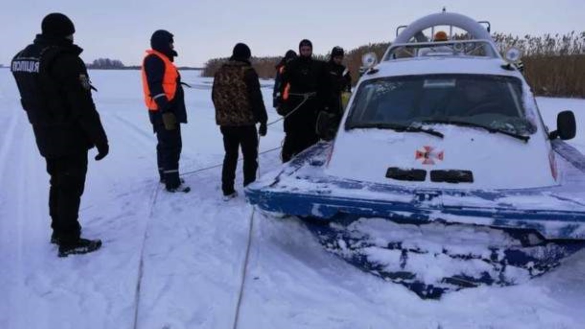 На Киевском море под лед провалился снегоход с людьми