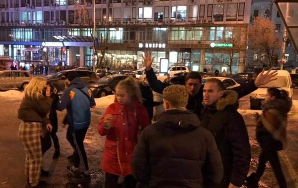 В Киеве в районе ТРЦ "Гулливер" банда подростков избивает прохожих