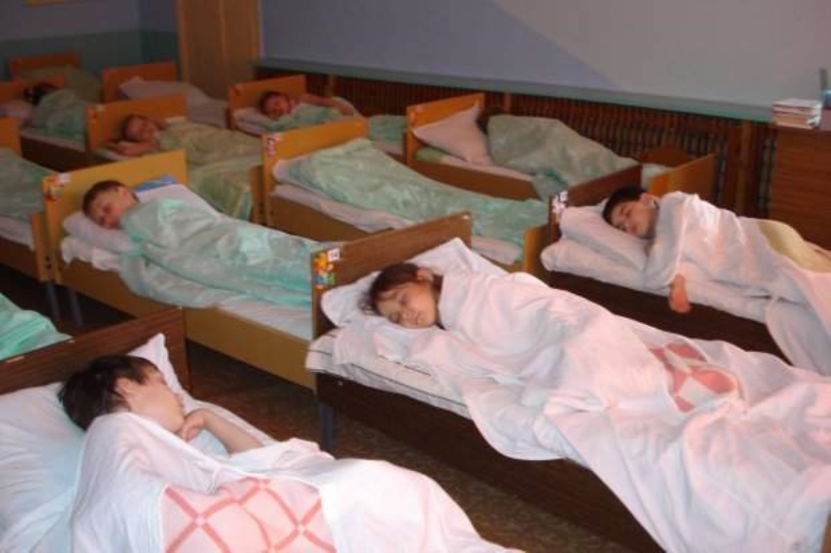 Пока малыши спали: в Житомире воспитательница яслей снимала с детей украшения