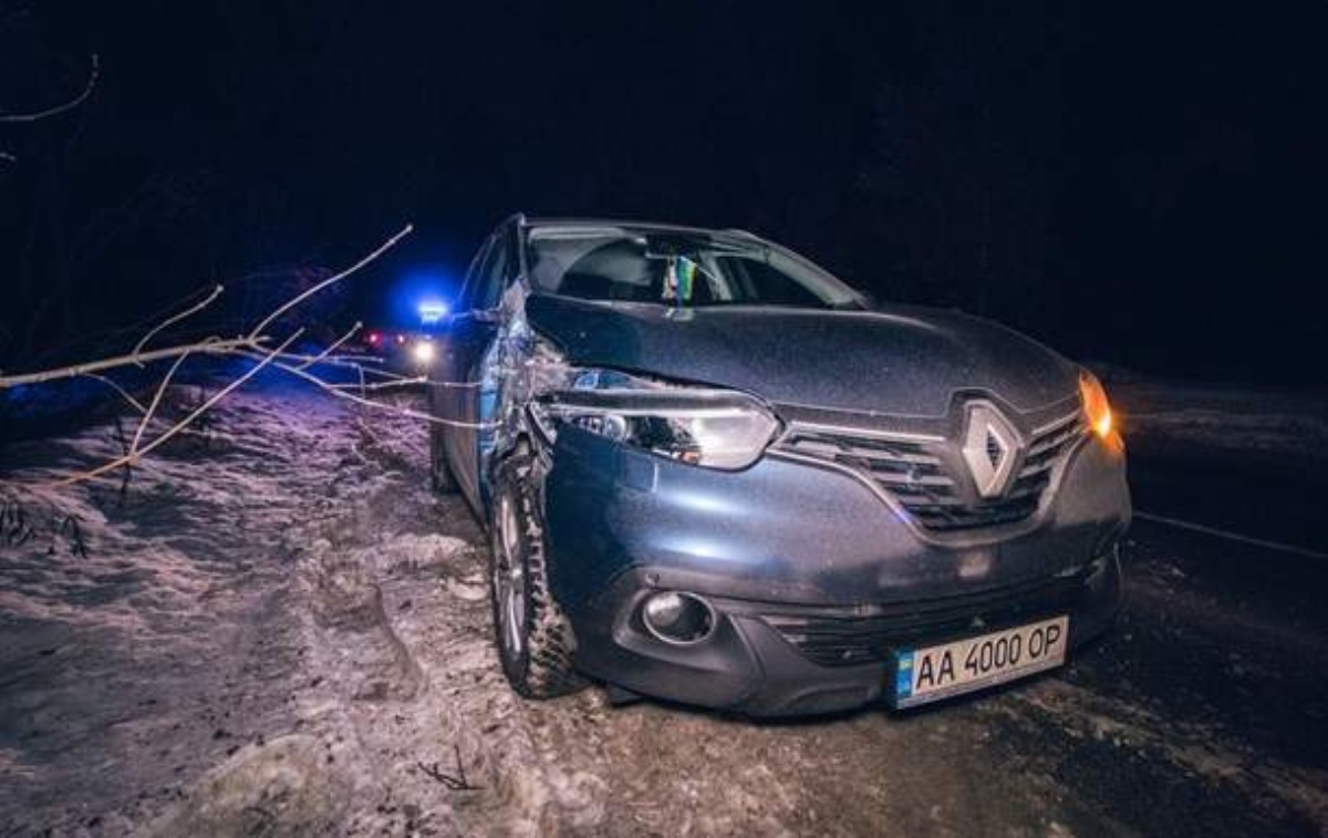 Вырвало правое крыло и зеркало: в Киеве авто сбило военного