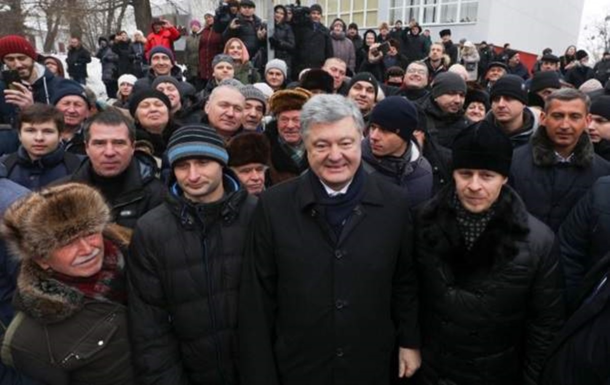 Порошенко назвал мужчину "москальским провокатором" за вопрос о коррупции на русском. Видео