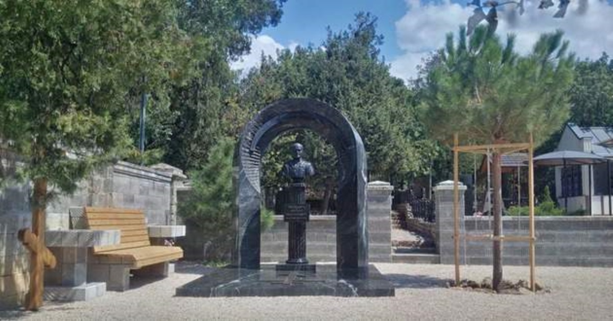 Камеры, собака: СМИ узнали, как в Крыму охраняют могилу сына Януковича