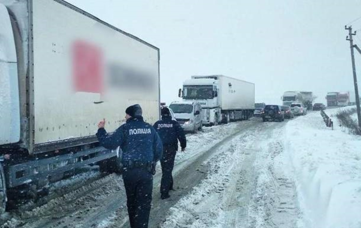 Под Одессой снегопад заблокировал трассу на Киев