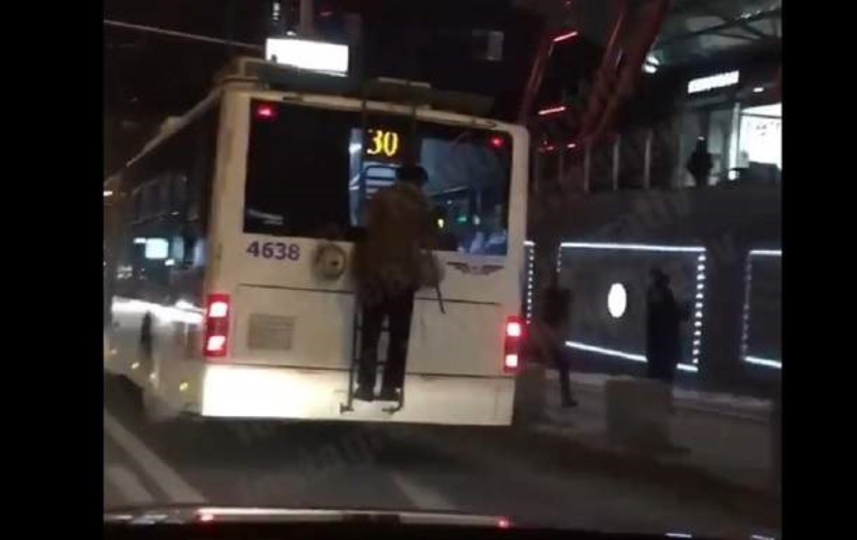 В Киеве пожилой зацепер прокатился на троллейбусе. Видео