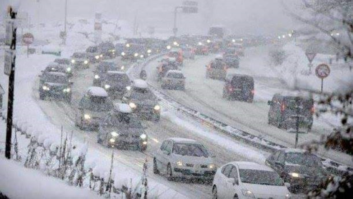 Снег и метели: список дорог в Украине, где ограничено движение