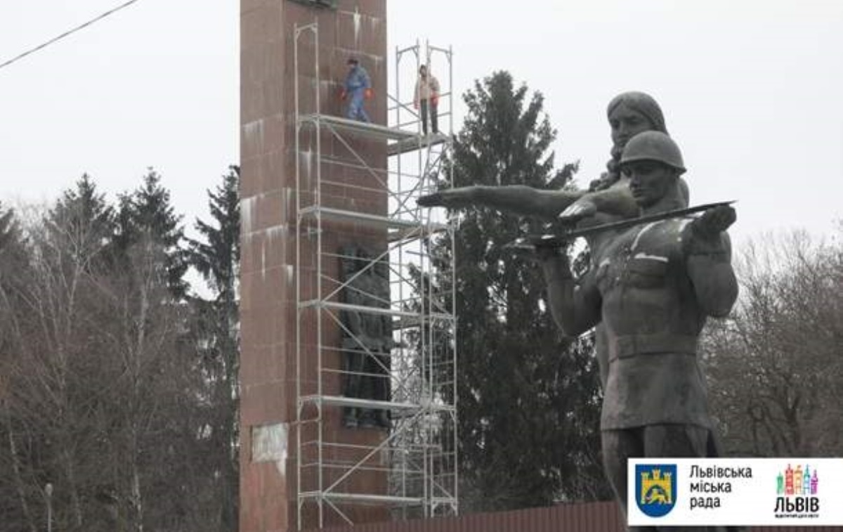 Во Львове приступили к демонтажу Монумента Славы. Фото
