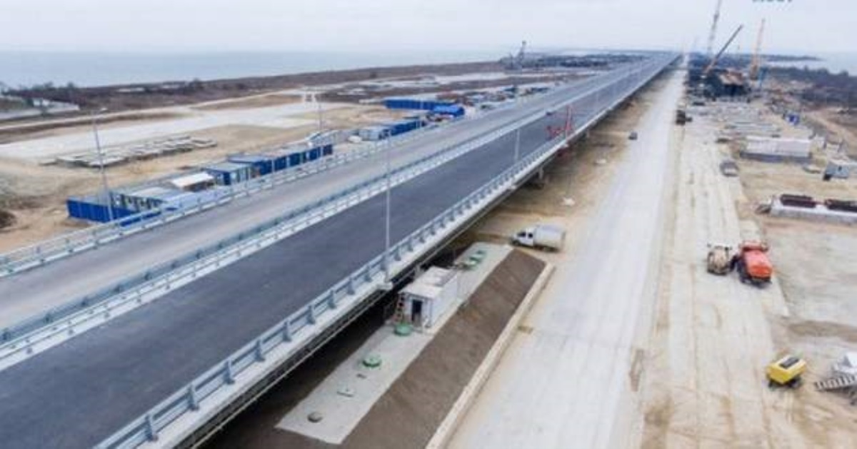 "Идут" караваны: в сети показали свежие фото Керченского моста