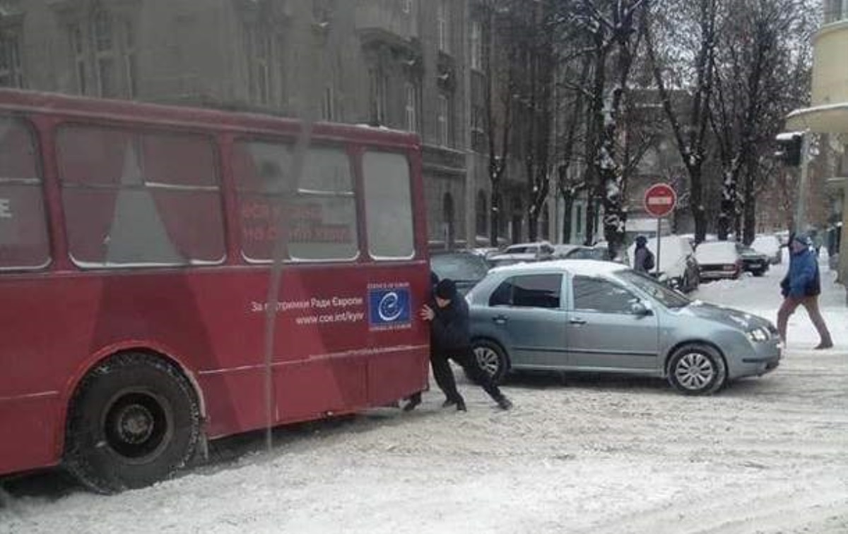 Львов настиг транспортный коллапс из-за снегопада