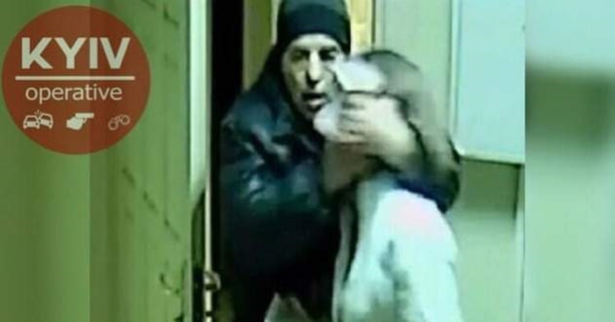 Затащил провизора в подсобку: в аптеке Харькова произошло жуткое преступление