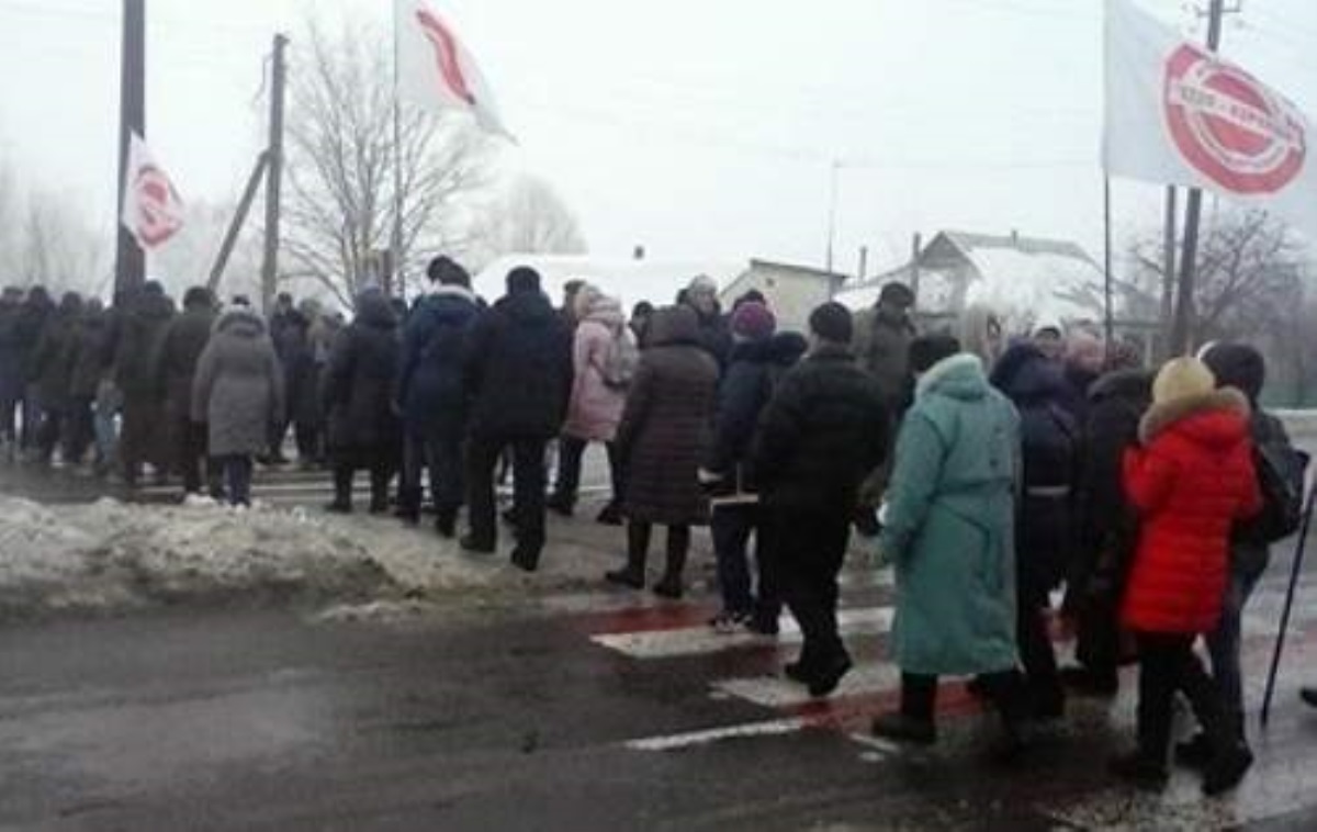 Под Киевом жители села заблокировали трассу на Чернигов. Видео