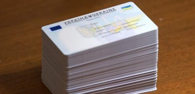 На работе, в банках и на выборах: украинцы с ID-картами столкнулись с проблемами
