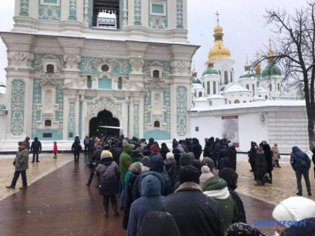 Томос показывают в Софии Киевской: к храму стоит многотысячная очередь