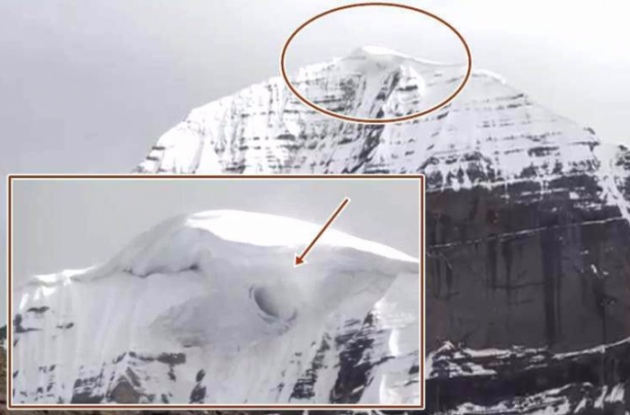 Врата или портал: в тибетской горе появилось странное отверстие