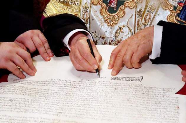 Члены Вселенского патриархата подписали томос для Украины