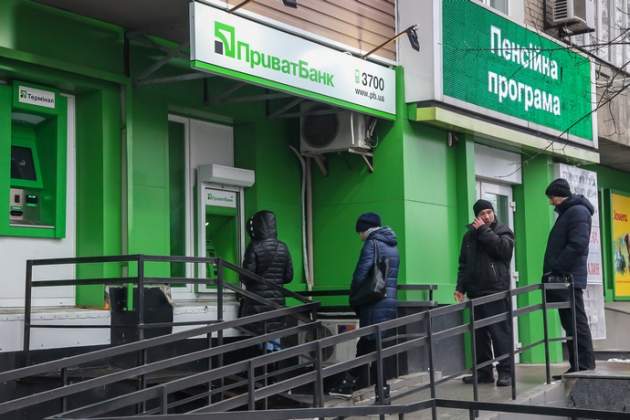 В "ПриватБанке" назвали причины списания денег с карт