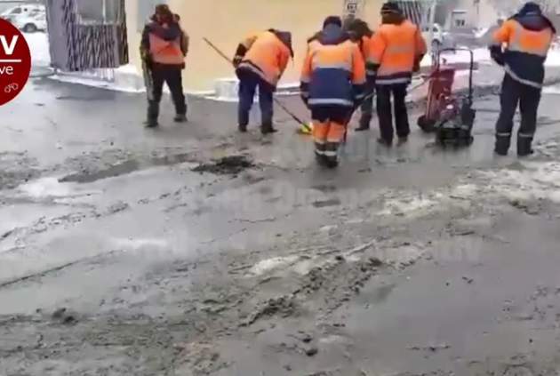 Ремонт дорог по-киевски: асфальт бросают в лужи и снег